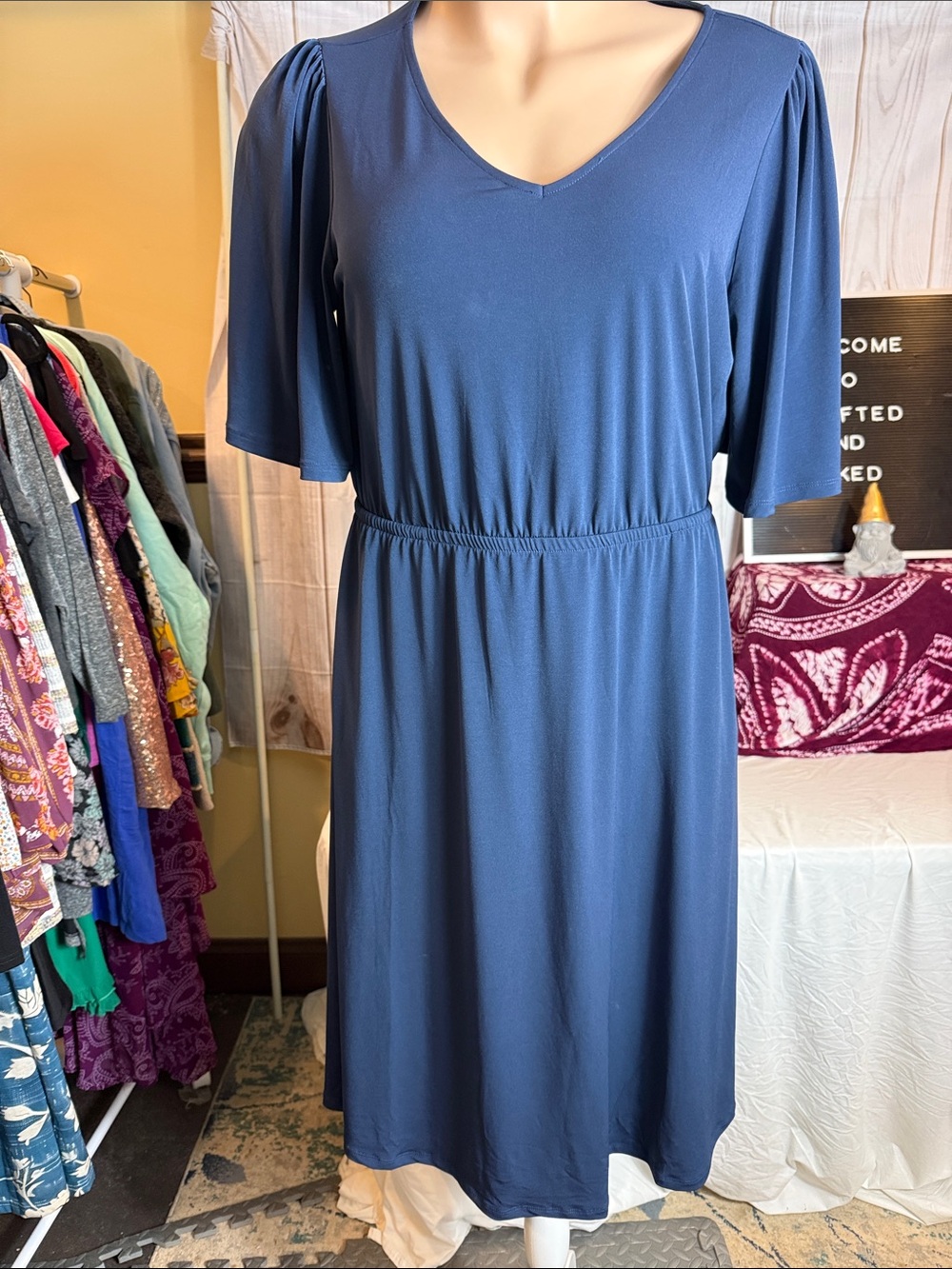 Girl with Curves Classic Navy Blue V-Neck Midi Dress with Pockets Large